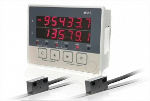 Wyświetlacz 2-osiowy z taśmą 2,5 m magnetyczną